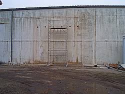 Betonwand vorbereitet für das Sägen